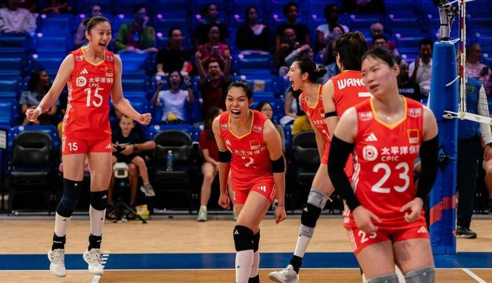 3377-关于天山山猫队险胜嵩山雄鲨队，羽毛球杯赛上演关键失误成转折！定位球制造杀机的信息