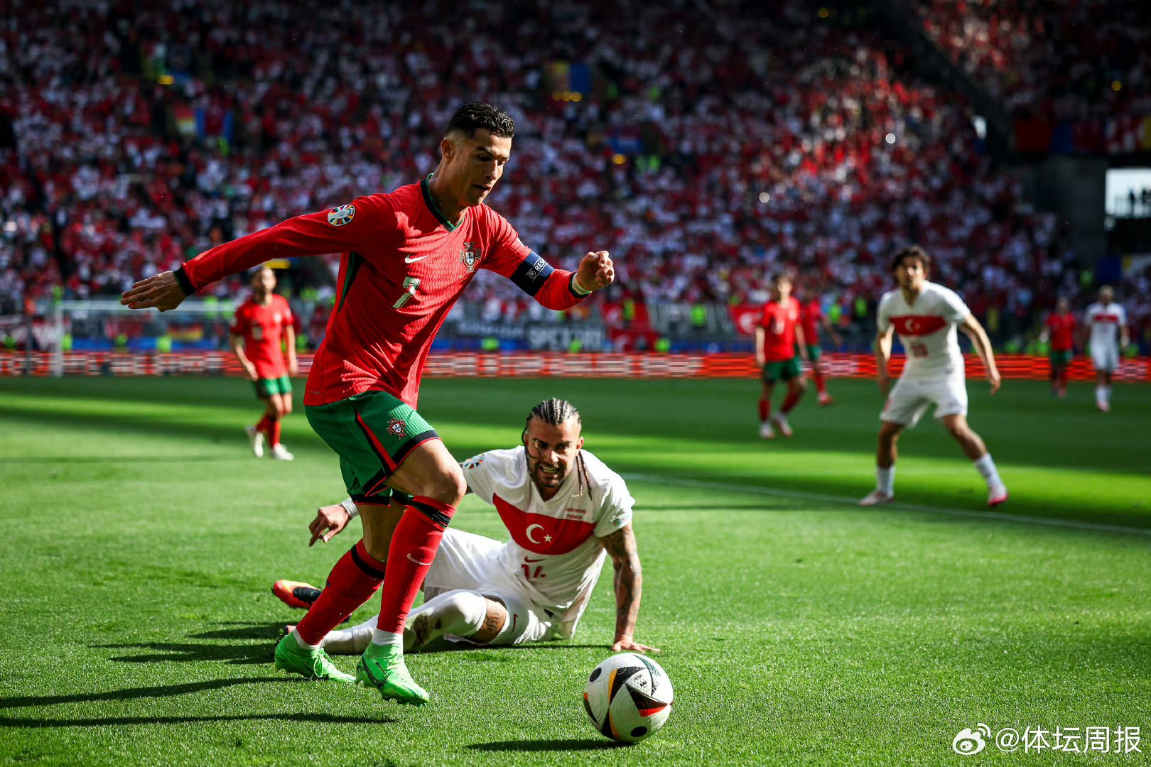 3377体育-关于C罗在拜仁比赛中精彩发挥，势不可挡引发热议！的信息