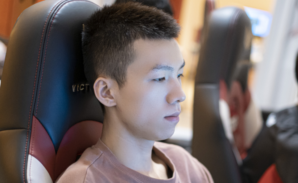 3377体育-包含Karsa回归赛场，回归赛场首场状态亮眼，TES观众沸腾！的词条