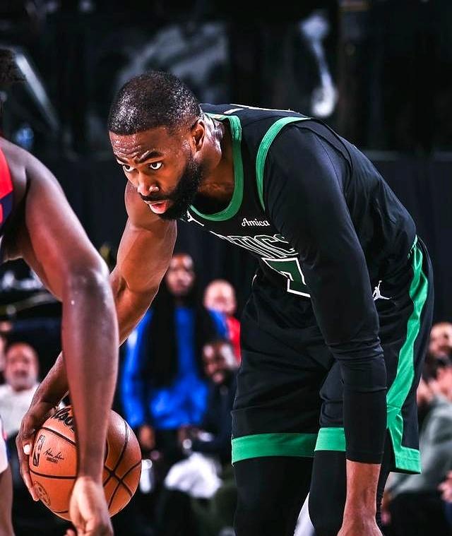 3377-塔图姆回归赛场，战术调整首场状态亮眼，巴塞罗那观众沸腾！的简单介绍